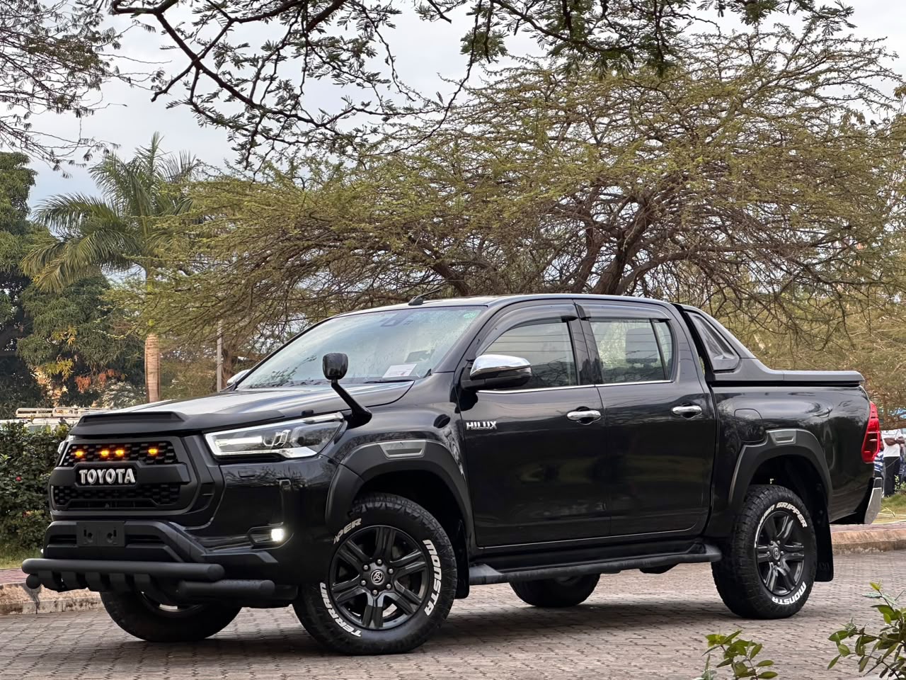 TOYOTA HILUX DOUBLE CABIN thumbnail 3